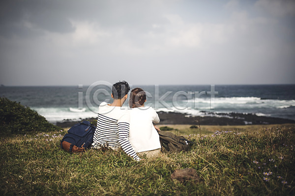 다정 휴식 20대 남자 두명 성인 성인만 여자 한국인 JPG 뒷모습 포토 가을(계절) 배낭 상반신 섭지코지 앉기 야외 여행 제주도 주간 커플 커플라이프