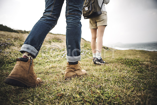 다정 20대 남자 두명 성인 여자 한국인 JPG 뒷모습 포토 가을(계절) 걷기 다리(신체부위) 섭지코지 야외 여행 제주도 주간 커플 커플라이프 하반신