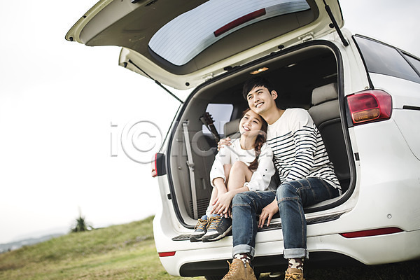 다정 20대 남자 두명 성인 성인만 여자 한국인 JPG 앞모습 포토 가을(계절) 광치기해변 미소(표정) 앉기 야외 여행 자동차트렁크 전신 제주도 주간 커플 커플라이프