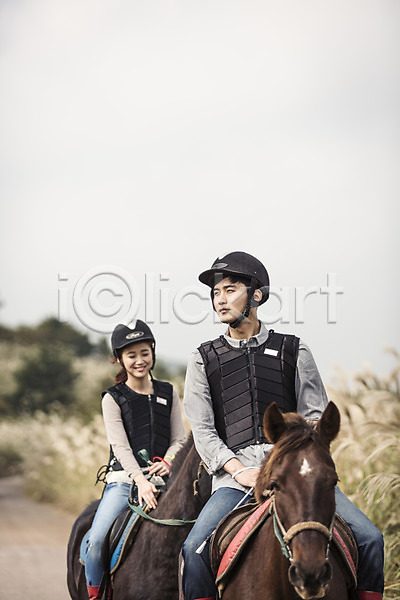 즐거움 체험 20대 남자 두명 성인 여자 한국인 JPG 앞모습 포토 가을(계절) 말(동물) 상반신 성읍랜드 승마 승차 야외 제주도 주간 커플 커플라이프