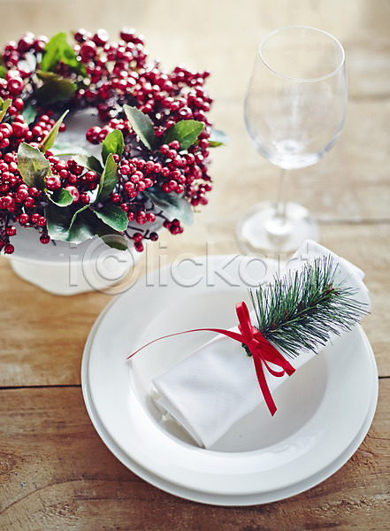 사람없음 JPG 포토 리본 백그라운드 상차림 솔잎 솔잎장식 식탁 오브젝트 와인잔 장식 접시 크리스마스 크리스마스장식 호랑가시나무열매