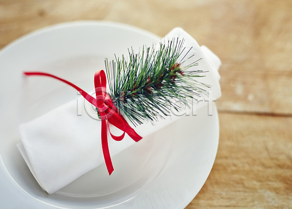 사람없음 JPG 포토 리본 백그라운드 상차림 솔잎 솔잎장식 오브젝트 접시 크리스마스 크리스마스장식