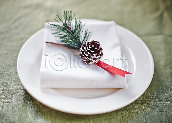 사람없음 JPG 포토 냅킨 백그라운드 상차림 솔방울 솔잎 오브젝트 접시 크리스마스 크리스마스장식