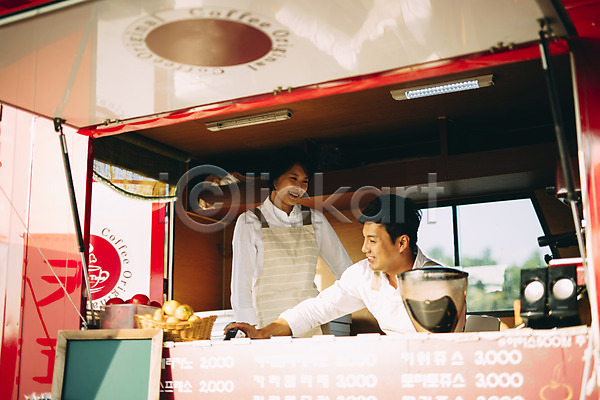 다정 30대 남자 두명 성인 성인만 여자 한국인 JPG 앞모습 포토 미소(표정) 부부 부부라이프 상반신 서기 앉기 야외 제주도 주간 카페 푸드트럭