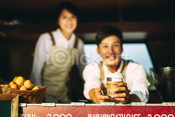 다정 30대 남자 두명 성인 성인만 여자 한국인 JPG 앞모습 포토 들기 미소(표정) 부부 부부라이프 상반신 서기 야외 제주도 주간 카페 커피 푸드트럭