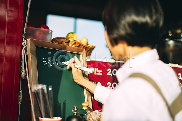 30대 성인 성인만 성인여자만 여자 한국인 한명 JPG 옆모습 포토 국내포토 메뉴 메뉴판 상반신 서기 야외 제주도 주간 카페 푸드트럭