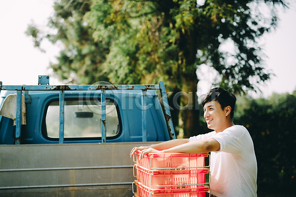 30대 남자 남자만 성인 성인남자만 한국인 한명 JPG 옆모습 포토 농장 미소(표정) 상반신 상자 서기 야외 운반 제주도 주간 트럭