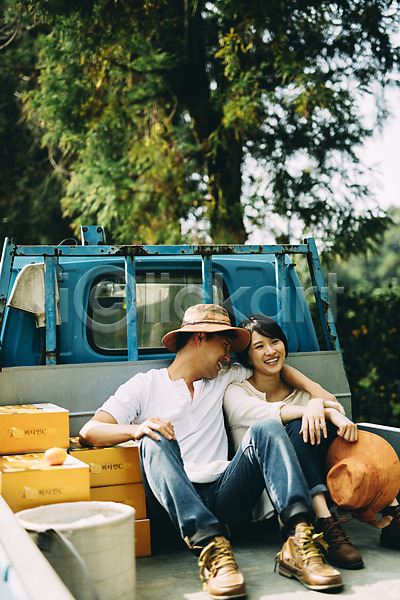 다정 휴식 30대 남자 두명 성인 성인만 여자 한국인 JPG 앞모습 포토 농장 부부 부부라이프 앉기 야외 전신 제주도 주간 트럭
