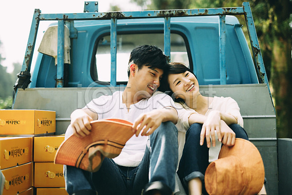 다정 휴식 30대 남자 두명 성인 성인만 여자 한국인 JPG 앞모습 포토 농장 부부 부부라이프 상반신 앉기 야외 제주도 주간 트럭