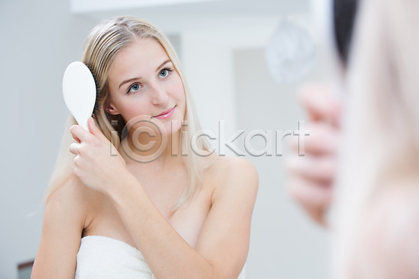 서양인 성인 여자 한명 JPG 포토 거울 금발 머리빗 머리손질 목욕가운 반사 뷰티 실내 욕실 의료성형뷰티
