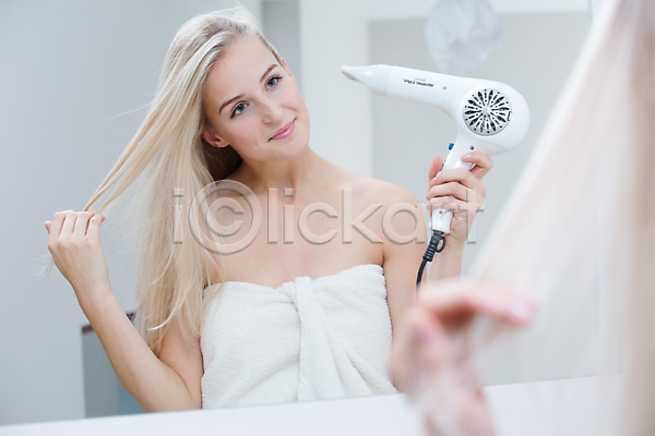 서양인 성인 여자 한명 JPG 포토 거울 금발 드라이어 머리말리기 머리손질 목욕가운 반사 뷰티 실내 욕실 의료성형뷰티
