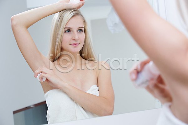 서양인 성인 여자 한명 JPG 포토 거울 금발 데오드란트 목욕가운 바르기 반사 뷰티 손들기 실내 욕실 의료성형뷰티 화장품