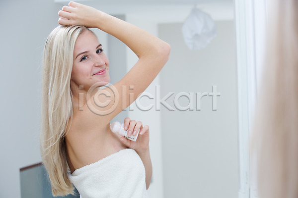 서양인 성인 여자 한명 JPG 포토 거울 금발 데오드란트 목욕가운 바르기 반사 뷰티 손들기 실내 욕실 의료성형뷰티 화장품