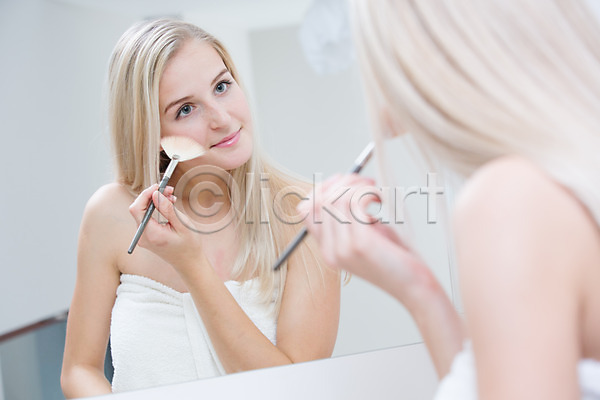 서양인 성인 여자 한명 JPG 포토 거울 금발 메이크업브러쉬 목욕가운 반사 뷰티 실내 욕실 의료성형뷰티 화장