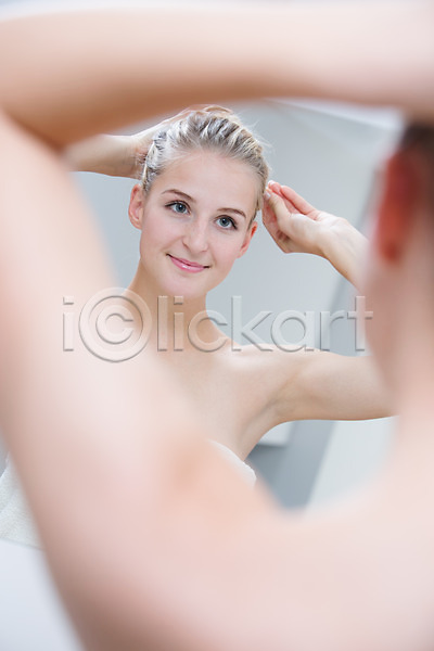 서양인 성인 여자 한명 JPG 포토 거울 금발 머리손질 목욕가운 묶은머리 반사 뷰티 실내 욕실 의료성형뷰티