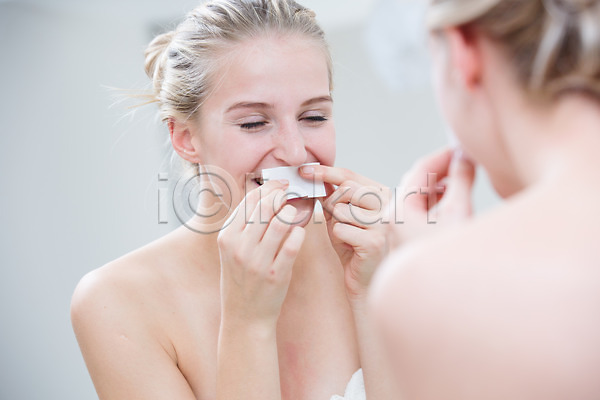 서양인 성인 여자 한명 JPG 포토 거울 금발 목욕가운 반사 뷰티 실내 왁싱 욕실 의료성형뷰티 제모