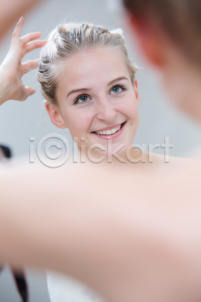 서양인 성인 여자 한명 JPG 포토 거울 금발 머리손질 목욕가운 묶은머리 반사 뷰티 실내 욕실 의료성형뷰티