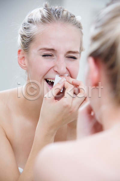 서양인 성인 여자 한명 JPG 포토 거울 금발 목욕가운 반사 뷰티 실내 왁싱 욕실 의료성형뷰티 제모 찡그림