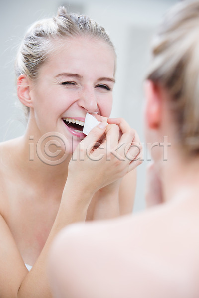 서양인 성인 여자 한명 JPG 포토 거울 금발 목욕가운 반사 뷰티 실내 왁싱 욕실 의료성형뷰티 제모 찡그림