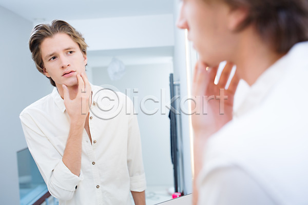 남자 서양인 성인 한명 JPG 포토 거울 그루밍족 반사 뷰티 실내 욕실 의료성형뷰티 피부