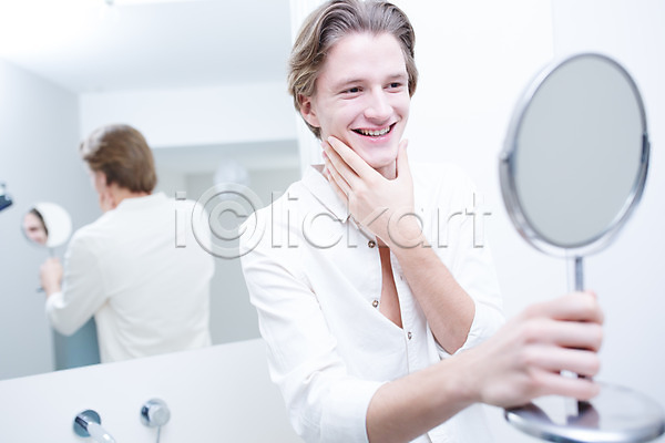 남자 서양인 성인 한명 JPG 포토 거울 그루밍족 반사 뷰티 실내 욕실 의료성형뷰티 탁상거울 피부