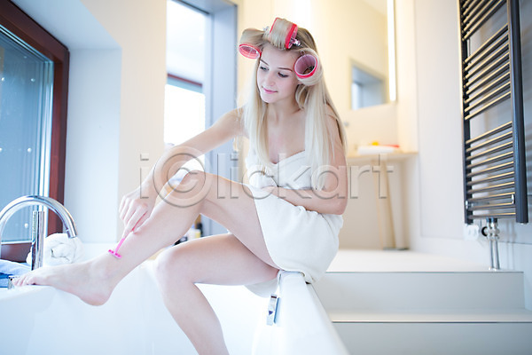 서양인 성인 여자 한명 JPG 포토 금발 다리제모 다리털제모 머리손질 면도기 목욕가운 뷰티 실내 여성용 욕실 욕조 의료성형뷰티 제모 헤어롤