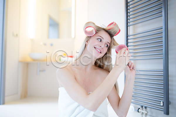 서양인 성인 여자 한명 JPG 포토 금발 머리손질 목욕가운 뷰티 실내 욕실 욕조 의료성형뷰티 헤어롤