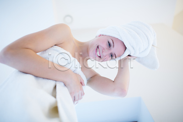 서양인 성인 여자 한명 JPG 포토 금발 목욕가운 뷰티 수건 실내 욕실 의료성형뷰티