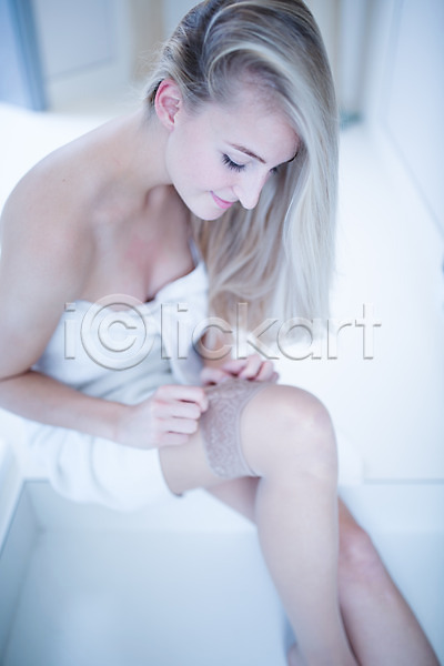 서양인 성인 여자 한명 JPG 포토 금발 목욕가운 뷰티 스타킹 실내 욕실 의료성형뷰티