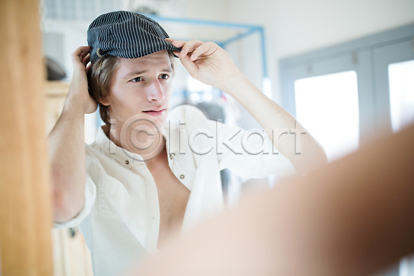 남자 서양인 성인 한명 JPG 포토 거울 모자(잡화) 반사 방 셔츠 실내 옷 옷입기 패션