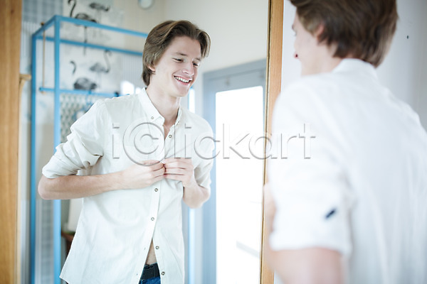 남자 서양인 성인 한명 JPG 포토 거울 반사 방 셔츠 실내 옷 옷입기 패션