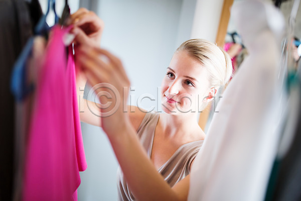서양인 성인 여자 한명 JPG 아웃포커스 포토 거울 금발 드레스 방 실내 옷 옷걸이 옷고르기 패션