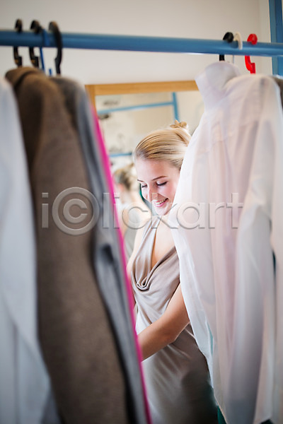 서양인 성인 여자 한명 JPG 포토 거울 금발 드레스 방 실내 옷 옷걸이 옷고르기 패션