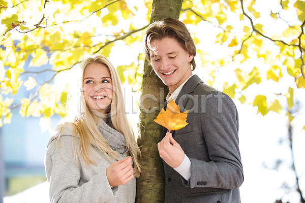 남자 두명 서양인 성인 여자 JPG 포토 가을(계절) 공원 나무 낙엽 데이트 야외 주간 커플