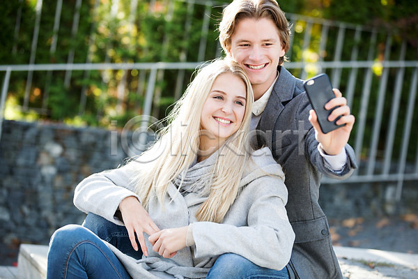 남자 두명 서양인 성인 여자 JPG 포토 데이트 셀프카메라 스마트폰 야외 주간 커플