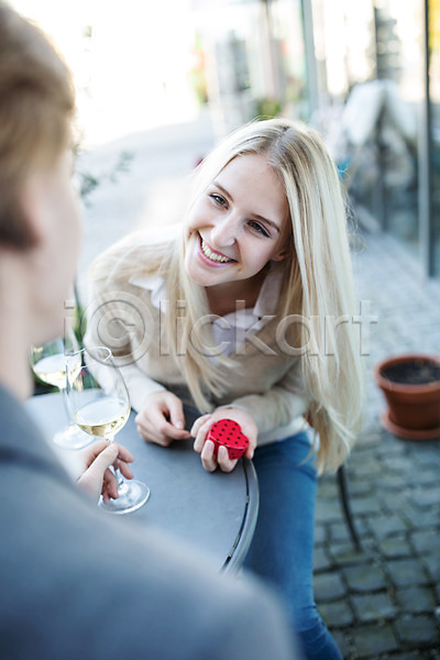 남자 두명 서양인 성인 여자 JPG 아웃포커스 포토 데이트 선물 야외 야외테라스 와인 와인잔 주간 커플 하트