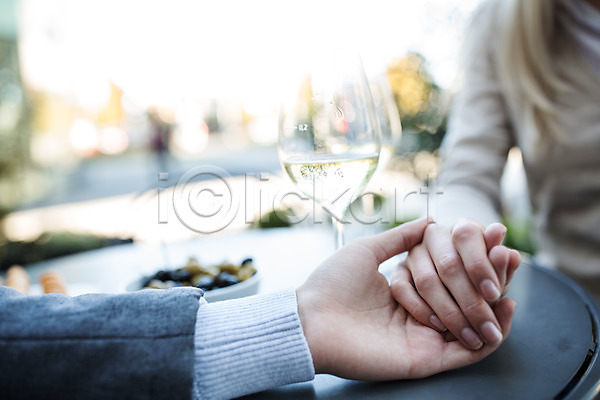 남자 두명 서양인 성인 여자 JPG 아웃포커스 포토 데이트 반지 손잡기 야외 야외테라스 와인 와인잔 주간 커플