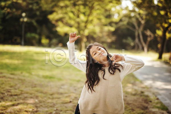 즐거움 10대 어린이 어린이만 여자 여자만 한국인 한명 JPG 앞모습 포토 공원 미소(표정) 상반신 서기 야외 자연휴양림 제주도 주간 춤