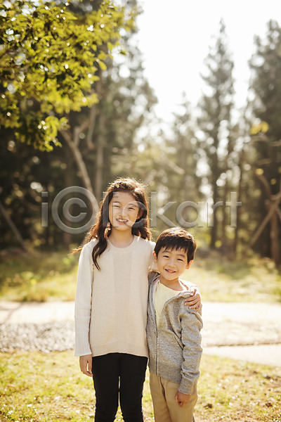 화목 10대 남자 두명 어린이 어린이만 여자 한국인 JPG 앞모습 포토 가족 가족라이프 공원 남매 미소(표정) 상반신 서기 야외 어깨동무 자연휴양림 제주도 주간