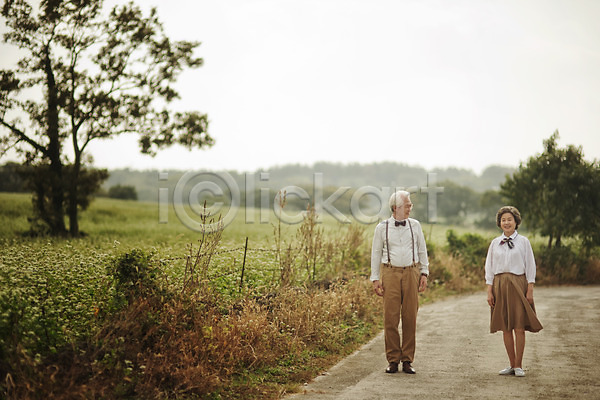 다정 60대 남자 노년 노인만 두명 여자 한국인 JPG 앞모습 포토 걷기 노부부 메밀밭 미소(표정) 실버라이프 야외 여행 전신 제주도 주간 할머니 할아버지