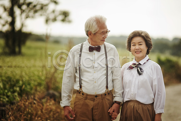 다정 60대 남자 노년 노인만 두명 여자 한국인 JPG 앞모습 포토 노부부 메밀밭 미소(표정) 상반신 서기 손잡기 실버라이프 야외 여행 제주도 주간 할머니 할아버지