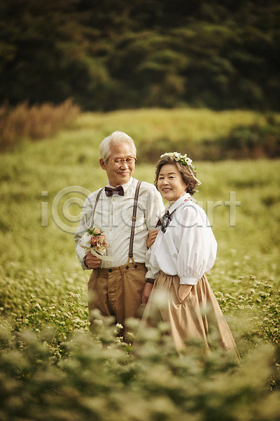 다정 60대 남자 노년 노인만 두명 여자 한국인 JPG 앞모습 포토 꽃 꽃밭 노부부 들기 메밀꽃 메밀밭 미소(표정) 상반신 서기 실버라이프 야외 여행 제주도 주간 할머니 할아버지 화관