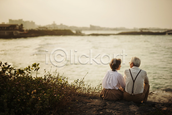 다정 60대 남자 노년 노인만 두명 여자 한국인 JPG 뒷모습 포토 노부부 바다 실버라이프 앉기 야외 여행 제주도 주간 할머니 할아버지 함덕해수욕장 해변