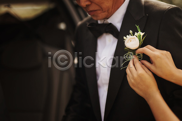 다정 60대 남자 노년 노인만 두명 신체부위 한국인 JPG 앞모습 포토 결혼 꽃 단장 따라비오름 리마인드웨딩 상반신 서기 손 실버라이프 야외 정장 제주도 주간 코사지 턱시도 할아버지
