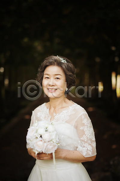 행복 60대 노년 노인만 노인여자만 여자 여자만 한국인 한명 JPG 앞모습 포토 결혼 들기 리마인드웨딩 미소(표정) 부케 상반신 샤이니숲길 서기 숲길 실버라이프 야외 웨딩드레스 제주도 할머니