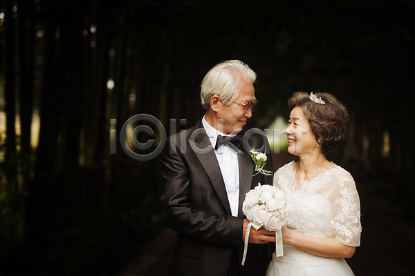 다정 행복 60대 남자 노년 노인만 두명 여자 한국인 JPG 앞모습 포토 결혼 노부부 들기 리마인드웨딩 부케 상반신 샤이니숲길 서기 숲길 실버라이프 야외 웨딩드레스 정장 제주도 턱시도 할머니 할아버지