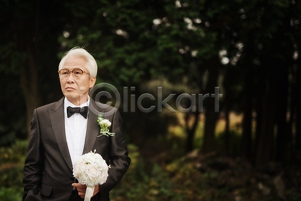 행복 60대 남자 남자만 노년 노인남자만 노인만 한국인 한명 JPG 앞모습 포토 결혼 들기 리마인드웨딩 미소(표정) 부케 상반신 샤이니숲길 숲길 실버라이프 야외 정장 제주도 턱시도 할아버지