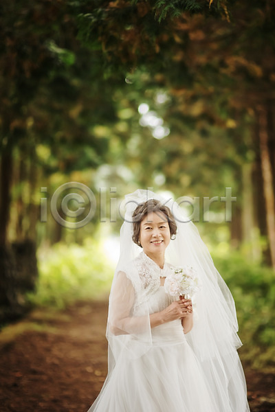 행복 60대 노년 노인만 노인여자만 여자 여자만 한국인 한명 JPG 앞모습 포토 결혼 들기 리마인드웨딩 미소(표정) 부케 상반신 샤이니숲길 숲길 실버라이프 야외 웨딩드레스 제주도 주간 할머니