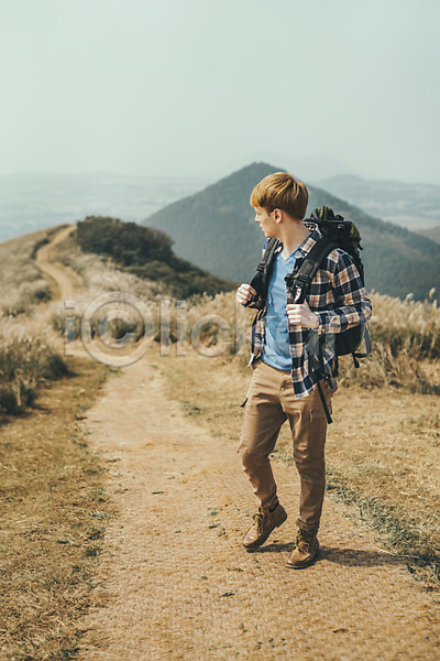즐거움 20대 남자 서양인 성인 성인남자한명만 외국인 한명 JPG 앞모습 포토 걷기 뒤돌아보기 등산 맨라이프 야외 여행 오름 전신 제주도 주간