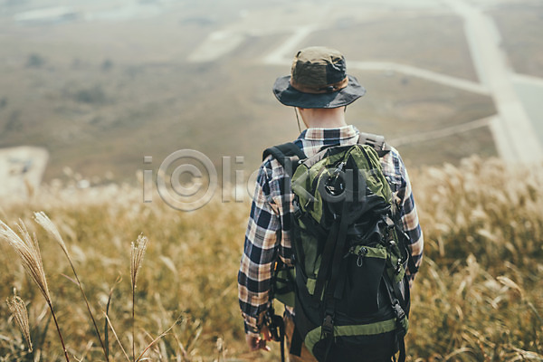 즐거움 20대 남자 서양인 성인 성인남자한명만 외국인 한명 JPG 뒷모습 포토 걷기 등산 맨라이프 배낭 상반신 야외 억새 여행 오름 제주도 주간
